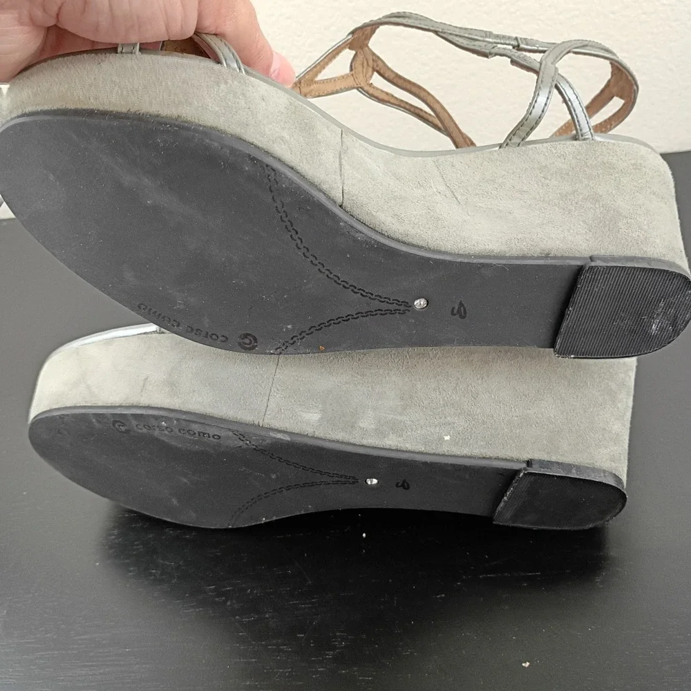 Corso Como Womens Silver Metallic Strappy Wedge Sandals Platform Grey Suede 9